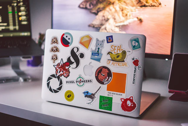 Renkli sticker'larla kaplı bir dizüstü bilgisayar